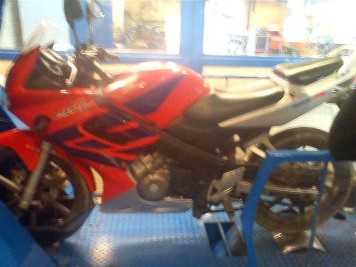 Honda CBR 125R ~DØD~ - En tur på rullefelt :-D billede 11