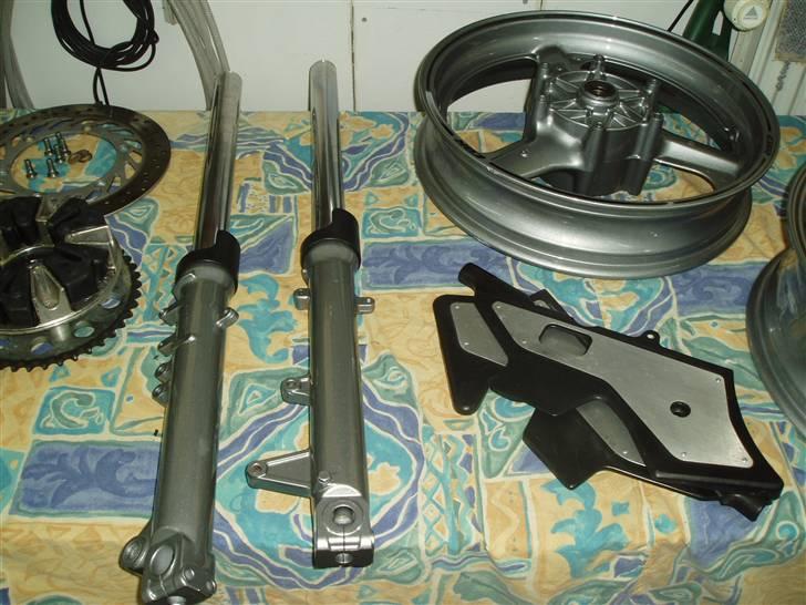 Honda CBR 1000 F - Da hun var skildt ad og div dele var ny lakeret. billede 11