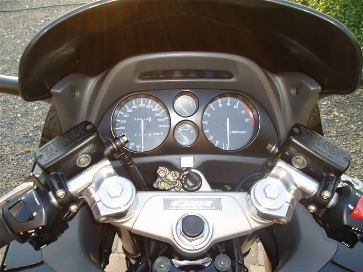Honda CBR 1000 F - Dejlig simpel og enkelt cokpit... billede 13