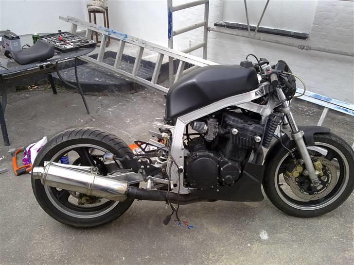 Suzuki GSX-R 1100 - Igang med ombygning til SV1000 bagende: Gammelt bagstel er fjernet. billede 5