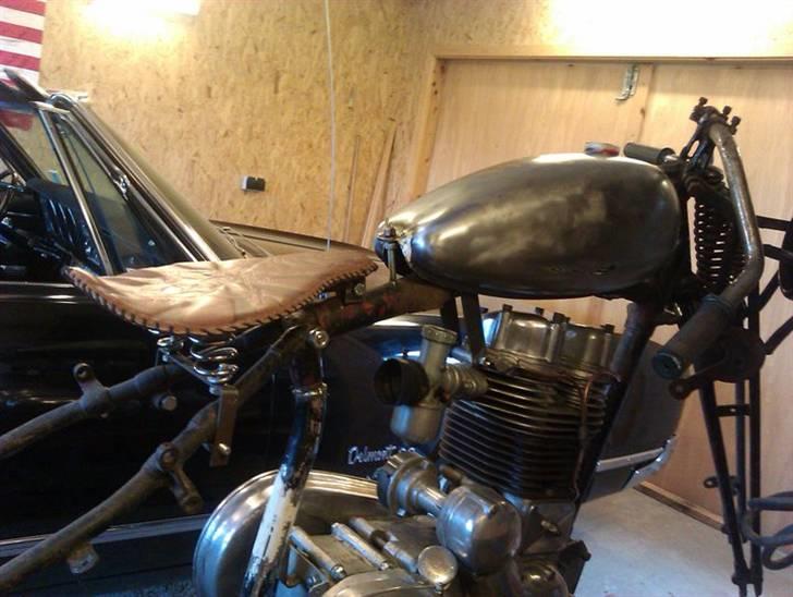 Royal Enfield WD CO 350 "Rusted n Busted" - Er flyttet til min svigerfars garage. Står her ved siden af hans Oldsmobil Delta 88 1965 billede 4
