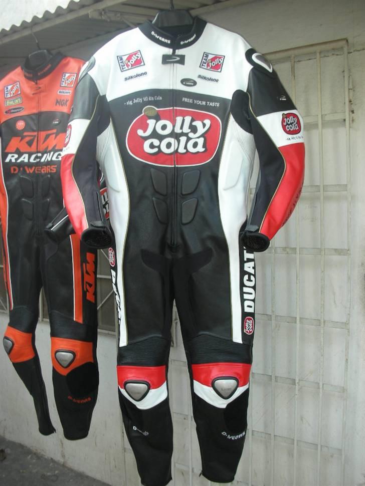 Ducati 1098 - Min nye Jolly/Ducati dragt. Den "sjove facon skyldes at dragten er mast helt flad!! billede 14