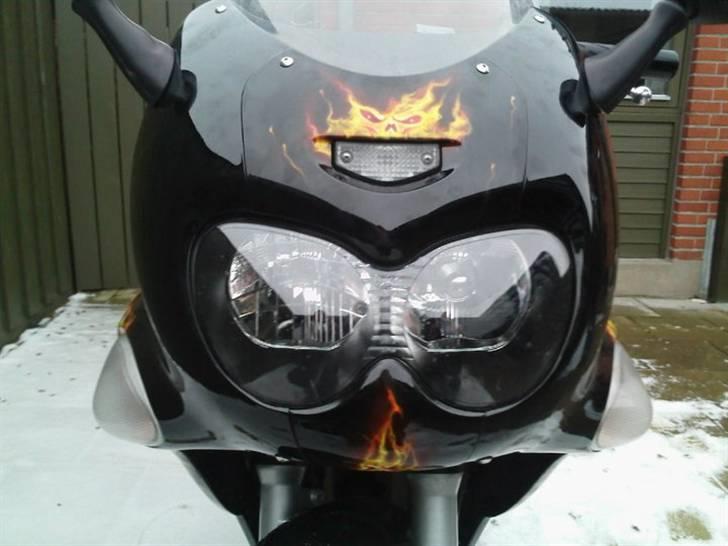 Suzuki GSX 750 F - Forfra med et par flameskulls. billede 5