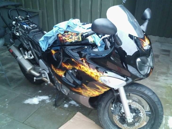 Suzuki GSX 750 F - under monteringen af kåbedelene billede 9