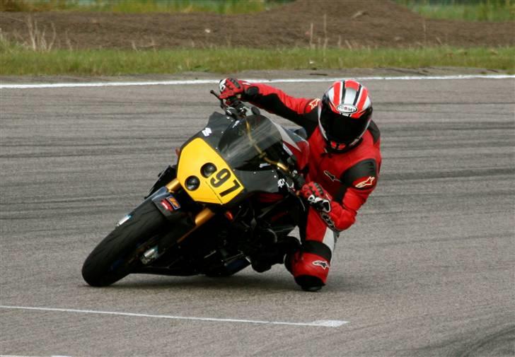 Aprilia Tuono Racing - Opløbssvinget på Anderstorp, måtte nøjes med 4. pladsen efter en lang dyst med en Duc 999R om sidste podieplads. billede 7