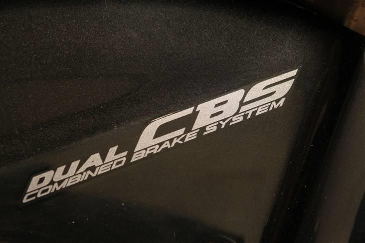 Honda CBR 1100 XX Blackbird - totalskadet - Kombibremser sticker på forskærmen...  billede 10