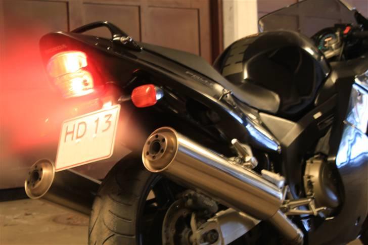 Honda CBR 1100 XX Blackbird - totalskadet - Bagende indhyldet i røg billede 4