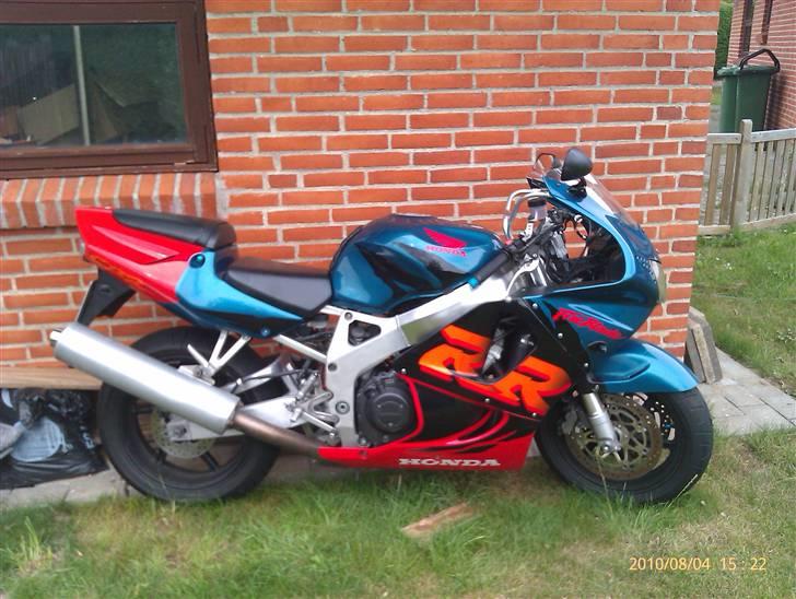 Honda cbr919 - her står hun og er klar til det store skifte fra original potte til mivv carbon potte billede 1