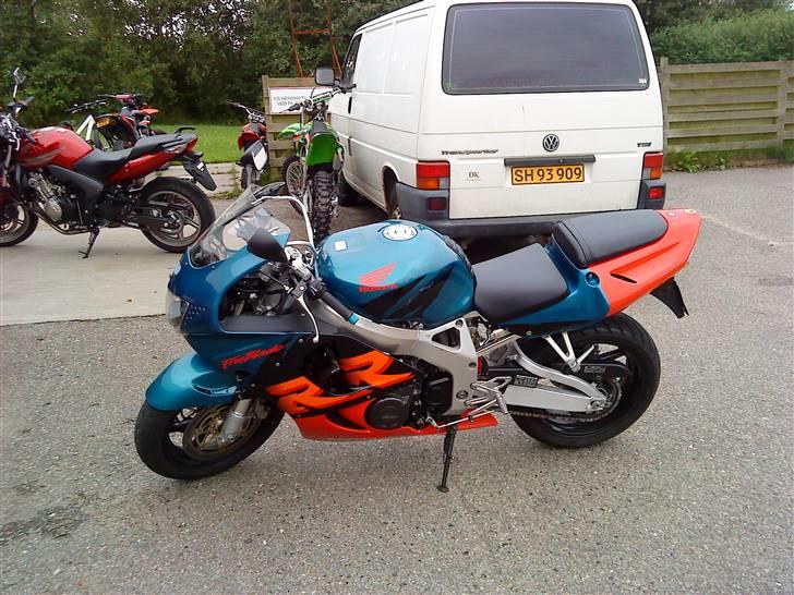 Honda cbr919 - her står den fine cykel som jeg lige har købt da billedet blev taget billede 6