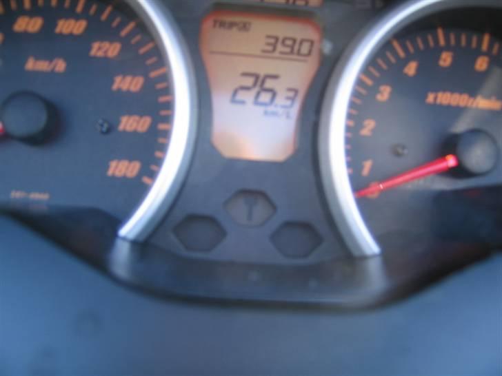 Suzuki Burgman 400 K8 - km/l. Vises seperat for de to triptællere billede 8