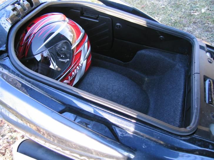 Suzuki Burgman 400 K8 - Bagagerum, dybt bagved, lydt synd baghjulet optager plads, men godt alternativ for 10" dæk bagpå billede 11