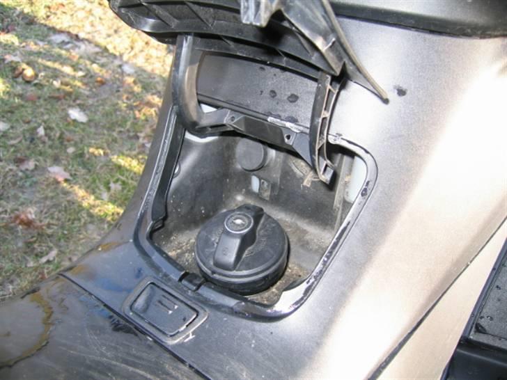 Suzuki Burgman 400 K8 - Benzinpåfylding og til venstre kølevæske og påfyldning billede 13