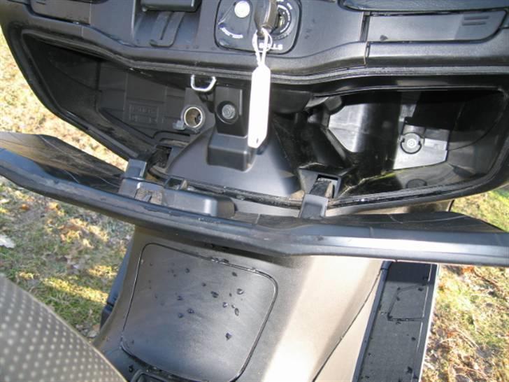 Suzuki Burgman 400 K8 - Batterit til venstre så rummet er ikke så dybt, cigarettænder stik og dybt rum til højre billede 14