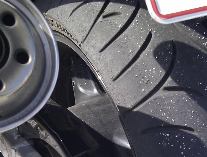 Honda CBR 1100 XX Blackbird - totalskadet - Bagdækket blev godt slidt på en kursusdag hos Mikedrive billede 14