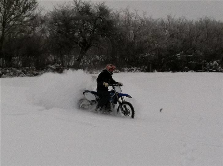 Yamaha YZ 250 - Svigerfar tester sneen billede 3