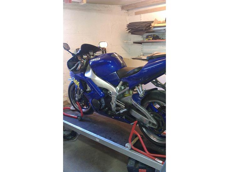 Yamaha R1 billede 1
