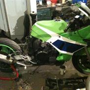 Kawasaki gpx 750 r