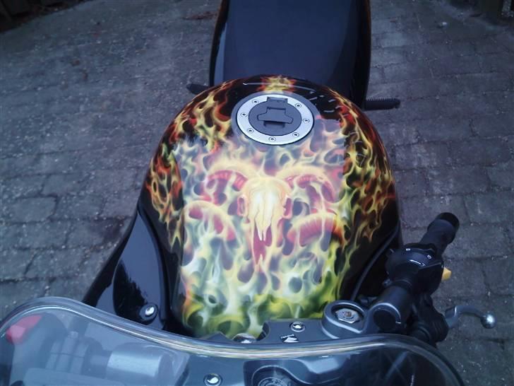 Suzuki GSX 750 F - Tanken malet og sat på billede 12