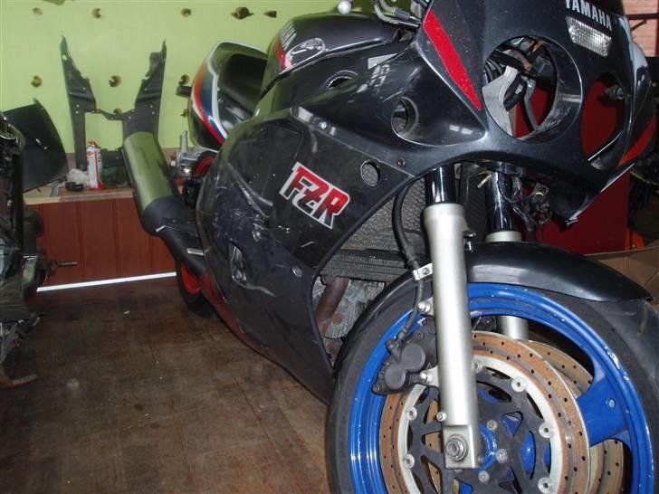 Yamaha FZR1000 SOLGT - igang med at montere kåben for at se om alt passer sammen billede 10