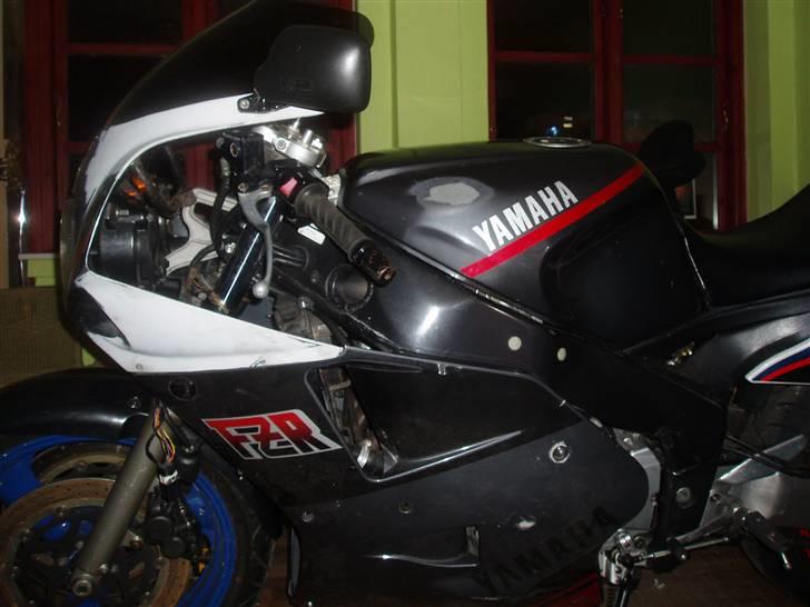 Yamaha FZR1000 SOLGT - så seder den hvor den skal, og mc´en køre fint, river det hele af igen og får det malet når min anden mc er færdig billede 13
