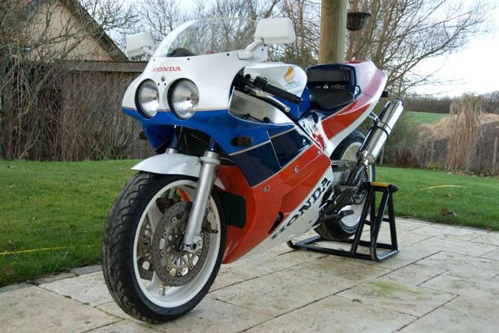 Honda VFR 750R RC30 - Der er noget ved de dobbelte forlygter fra 80´erne som gør én blød i knæene. billede 1