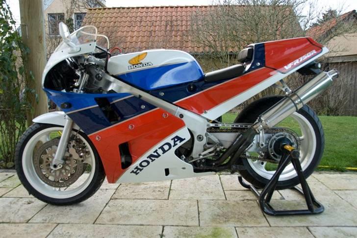 Honda VFR 750R RC30 - Org. lak med de obligatoriske små ridser fra 22 års brug, men på afstand er det bare en lakering som holder selv efter alle disse år. billede 2