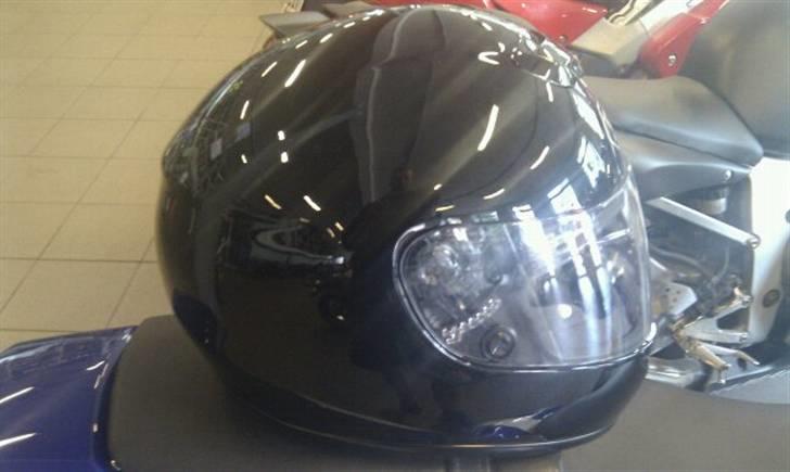 Suzuki SV - hjelmen, en shoei raid II.. ikke verdens vildeste hjelm, men den sad bedst, på min kød-knold. billede 2