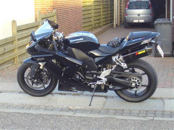 Kawasaki zx10r [solgt til forsikring ] - er lige kommet hjem med den d 11.3.2011 og den viser 7000 km. på kloken billede 1