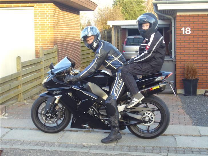 Kawasaki zx10r [solgt til forsikring ] - og så skulde junior da lige have en lille tur bag på billede 2