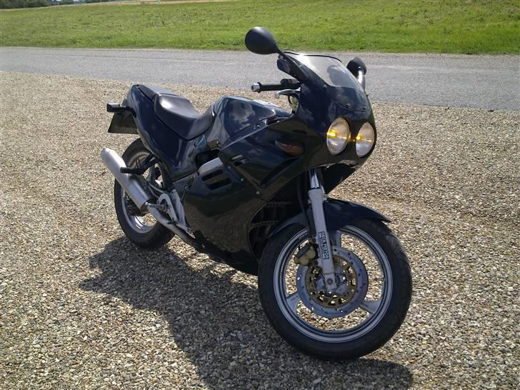 Suzuki Gsxr 250  - Sommeren 2010 lige efter jeg købte den :) billede 1