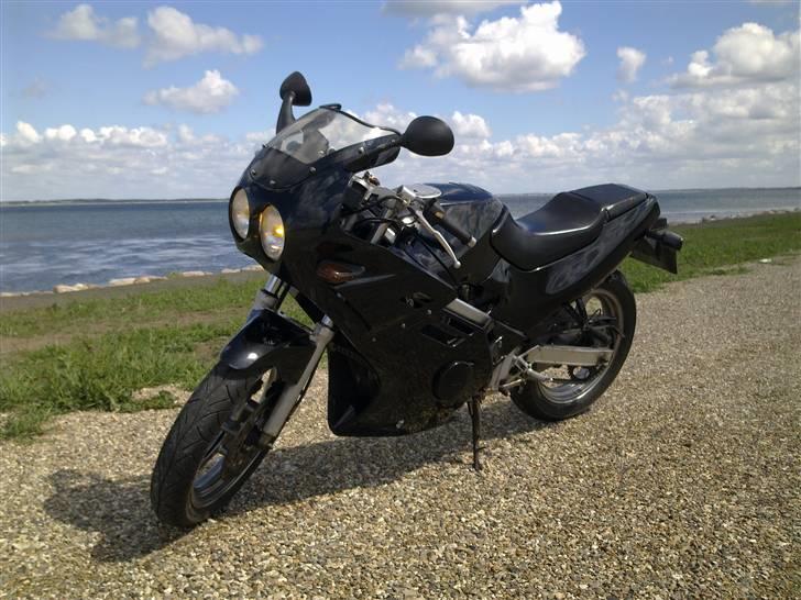 Suzuki Gsxr 250  - Sommeren 2010 lige efter jeg købte den :) billede 2