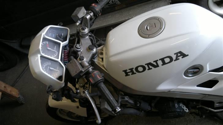 Honda VFR 750 F  " SOLGT" - nymalet billede 8