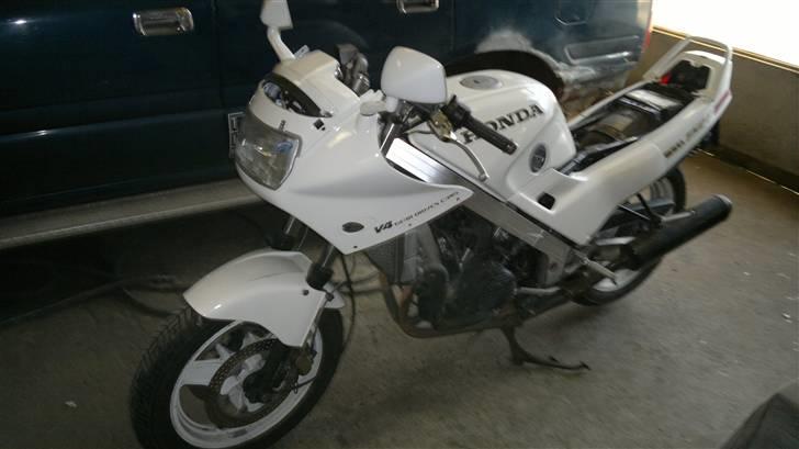 Honda VFR 750 F  " SOLGT" - nymalet, så skal der samles :) billede 9