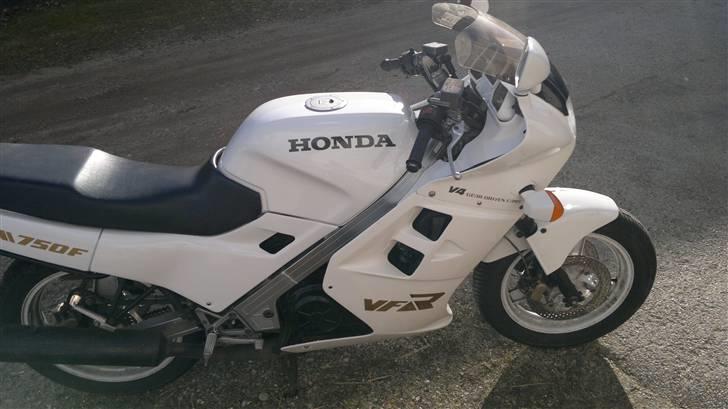 Honda VFR 750 F  " SOLGT" - nymalet billede 12