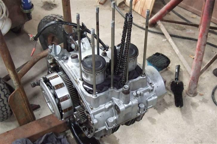 Yamaha xs 650 - motoren for lige en omgang.  ny kæde og føringer. ny kobling. ventile er blevet slebet. cylinder og top glasblæst. og dæksler poleret. billede 7