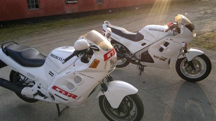 Honda CBR 1000   SOLGT SOLGT - der var hvid pearl i kanonen så begge blev hvide !!! :) billede 18
