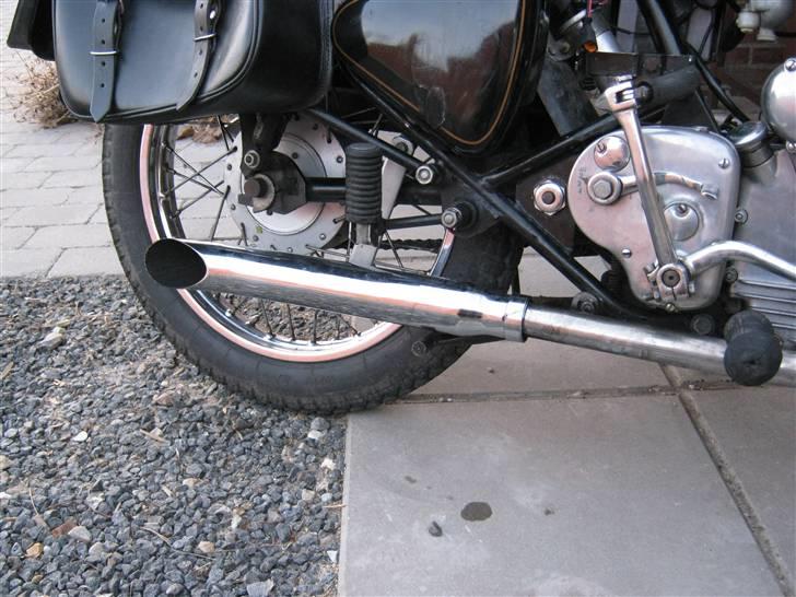 Royal Enfield Bullet ( Solgt ) - Det er en gammel olieplet der ses på flisen. Dog drypper den lidt når den har været varm. billede 15