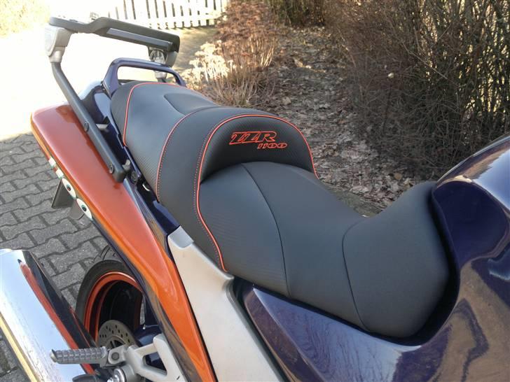 Kawasaki zzr1100 model 93´ - så fik den lige et dejligt nyt bagster sæde billede 2