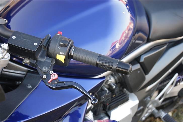 Suzuki GSF 1250SAK8 Bandit SOLGT - Tofingergreb, håndtag og styrender fra Rizoma billede 7