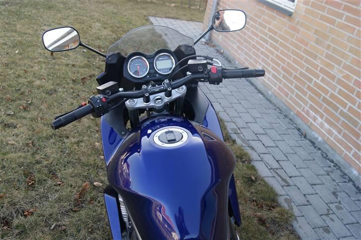 Suzuki GSF 1250SAK8 Bandit SOLGT - Det ekstra brede styr giver kontrol og komfort billede 8