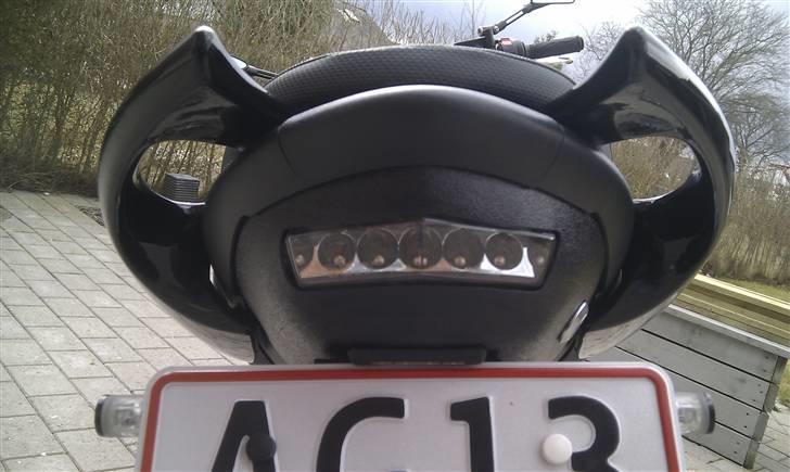 Suzuki SFV 650 Gladius K9 - god røv - malet passagerhåndtag billede 9