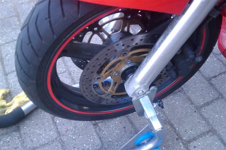 Suzuki SV650s - Nu med rim stripes i rød reflex billede 6