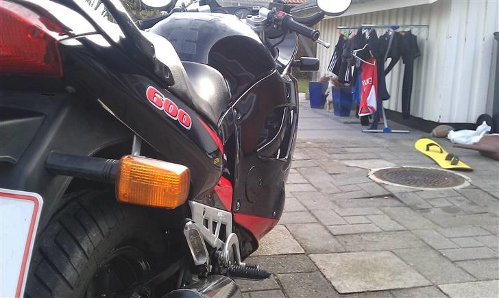 Suzuki GSX600F (totalskadet) billede 3