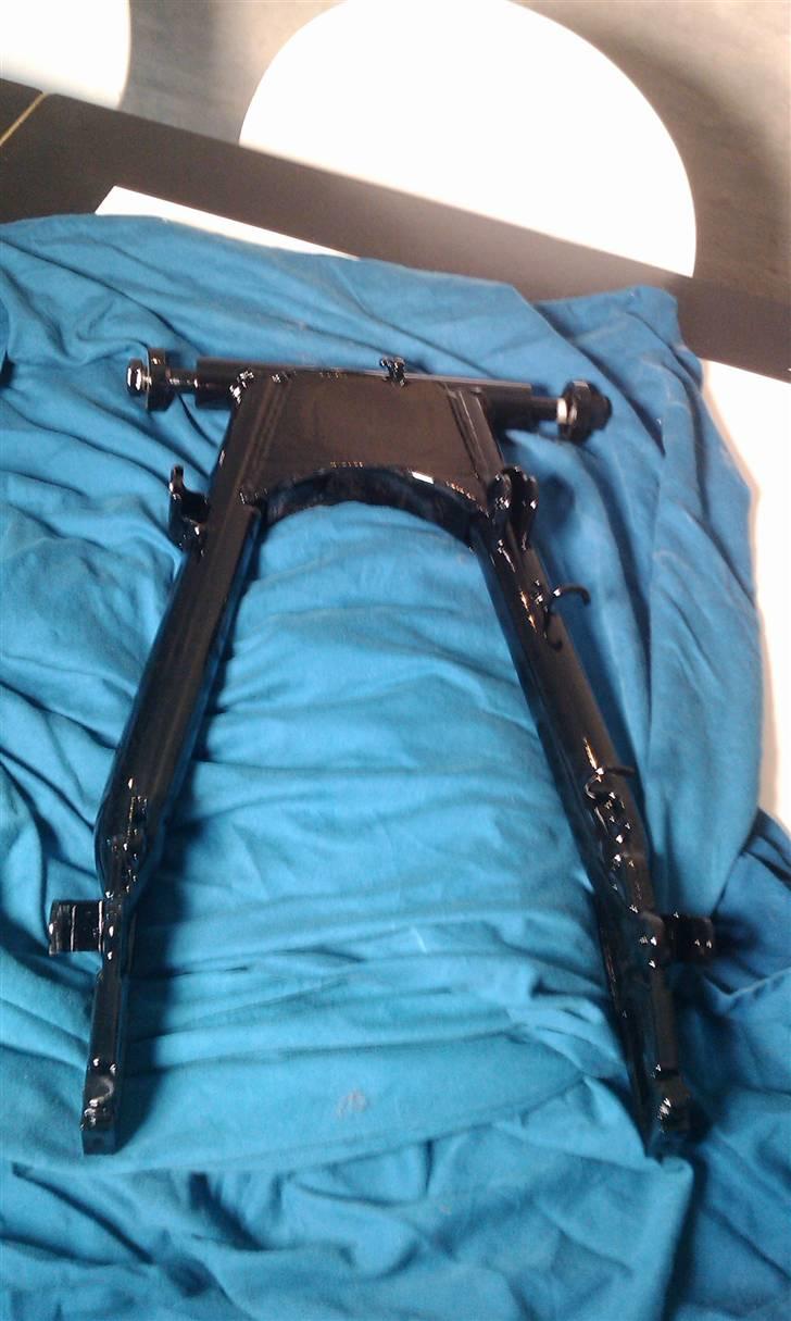 Kawasaki Z650 B2 - Nymalet bagsvinger som har beslag til skivebremse bagpå. billede 14