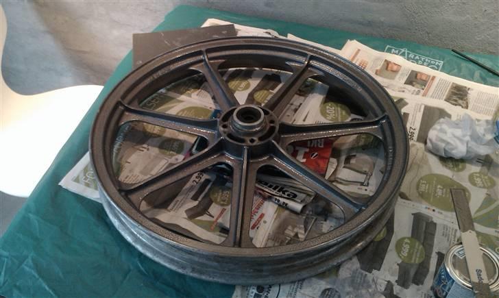 Kawasaki Z650 B2 - Fælg færdigmalet med hammerlak. billede 15