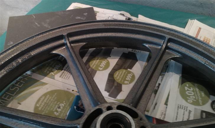 Kawasaki Z650 B2 - Closeup af fælg. billede 16