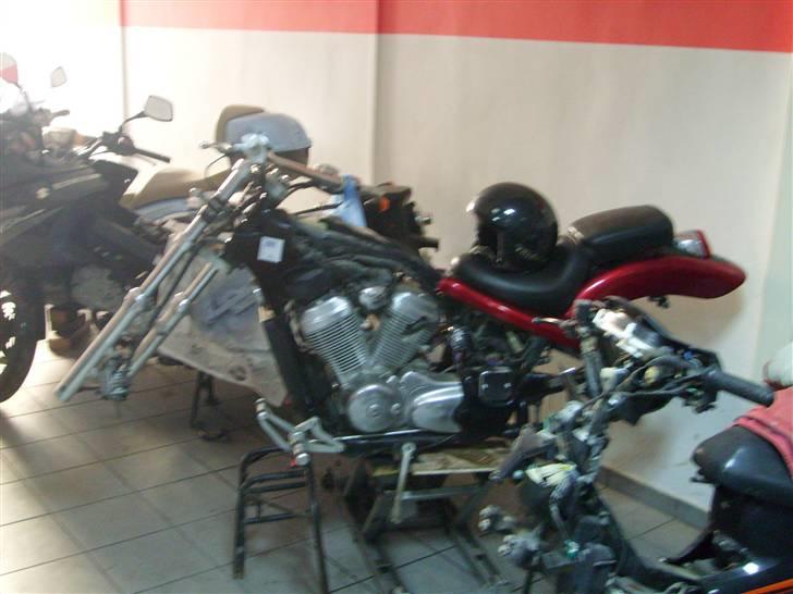 Honda VT 600 UNDER CONSTRUCTION (Tidligere MC) - Så  blev det halve af cyklen solgt. Har siden dette billede fjernet gaffelben, sæde og bagskærm. Nu er der ingen vej tilbage. FÆRDIGBYGGES FØR KØRSEL. billede 15