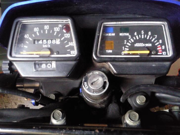 Yamaha DT 175 - Speedometer ved køb 1/9-09 sagde 14500. D. 1/4-10 havde den rundet 18500 km, så 4000 km hen over isvinteren er da meget godt gået. billede 14