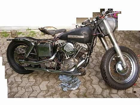 Harley Davidson a FLH police special - så er der ikke langt igen Det har taget længere tid end forventet og der har været en del småproblemer såsom manglende stumper og kæresten som syntes jeg skulle bruge tiden på noget andet billede 7
