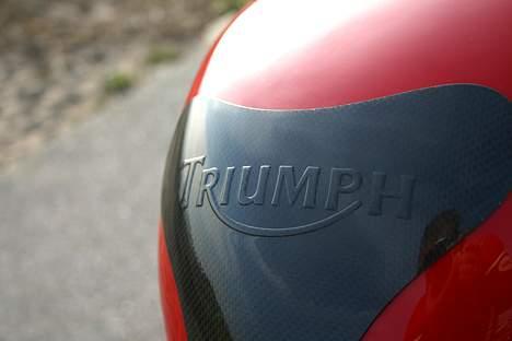 Triumph Speed Triple (SOLGT) - Fantastisk kontrast til den dybrøde farve...........Foto: Røssi billede 17